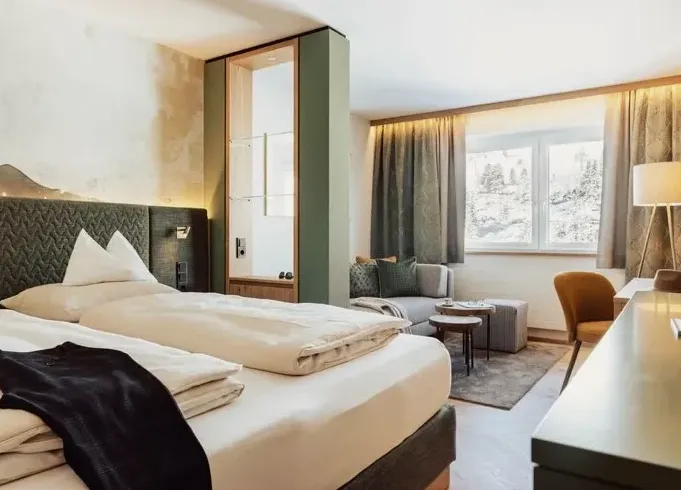 Luxury Suite mit Kingsize-Bett und warmem Licht
